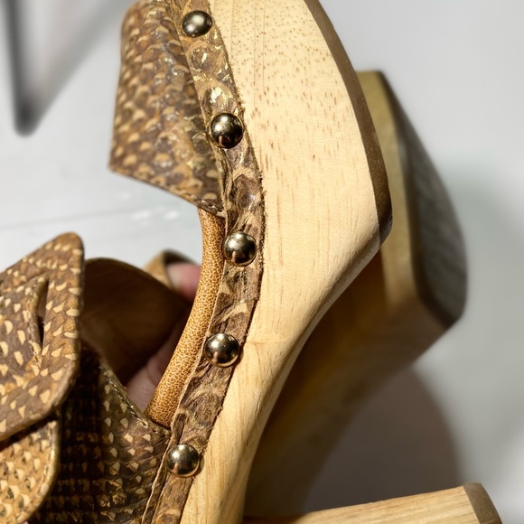 Isola Metallic Shimming  Mandra Snake Print Big Side Buckle Wood Heels Size 6.5 - Picture 8 of 15